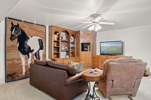 テレビ、暖炉、書斎 / ワークスペース