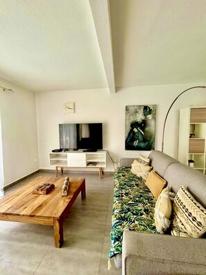 TV - Villa Magellan — Charme, Espace & Plage à 250 m (Baie Orientale) (Orient Bay)