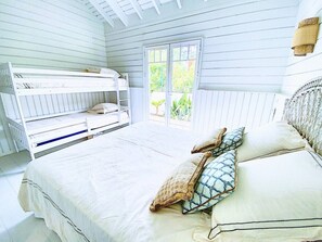 4 soverom, skrivebord, strykejern/-brett og reiseseng for barn