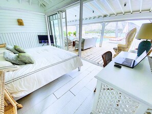 4 soverom, skrivebord, strykejern/-brett og reiseseng for barn