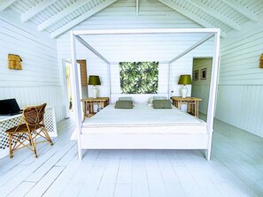 4 habitaciones, escritorio y tabla de planchar con plancha 