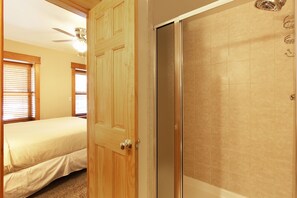 1 dormitorio, tabla de planchar con plancha, cuna de viaje y wifi gratis