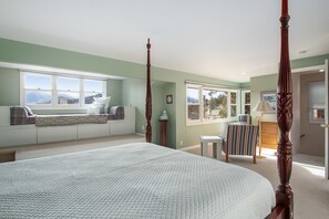 4 bedrooms, iron/ironing board, travel crib, free WiFi