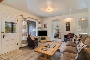 Living area - Blue Jay Bungalow – Mountain Cabin Near RMNP – 20-NCD0280 (Estes Park)