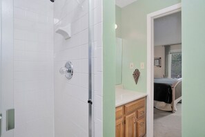 Dusche, Haartrockner, Handtücher, Seife