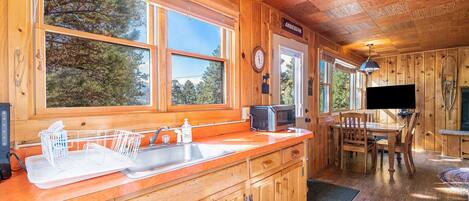 Kylskåp, mikrovågsugn, ugn och spishäll