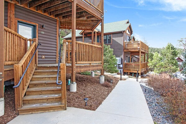 Exterior - Deer Mountain 28B – 1BR/2BA Condo, 2 Fireplaces, Marys Lake & Mountain Views (Estes Park)