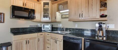 Réfrigérateur, micro-ondes, plaque de cuisson, lave-vaisselle