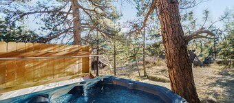 O'Deer Cabin – Pet-Friendly, Walk to Downtown Estes, Private Hot Tub – EV#3241