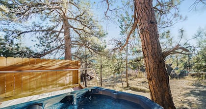O'Deer Cabin – Pet-Friendly, Walk to Downtown Estes, Private Hot Tub – EV#3241