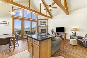 Smart TV, fireplace