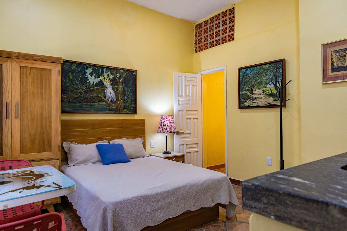Traditional Studio Suite, 1 Queen Bed | Down duvets, in-room safe, individually furnished, desk
