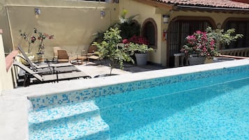 Alberca al aire libre, acceso de 10:00 a 22:00, y camastros