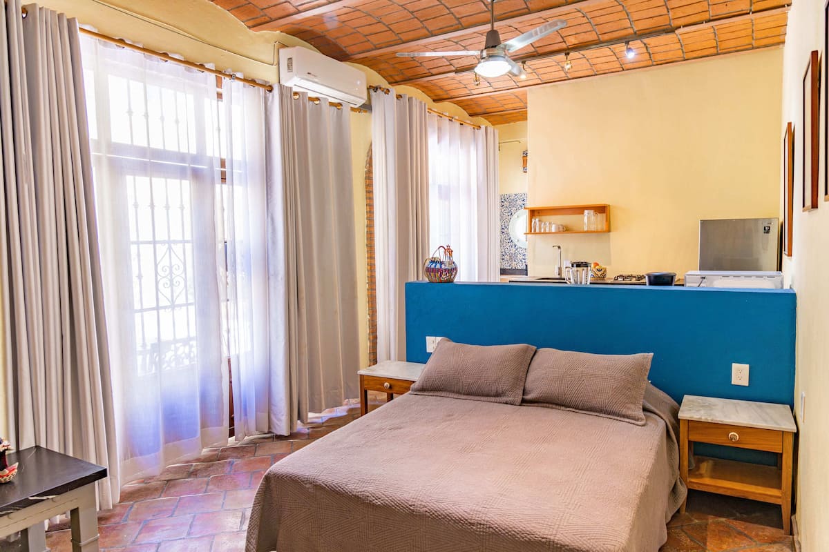 Club Studio Suite | Down duvets, in-room safe, individually furnished, desk