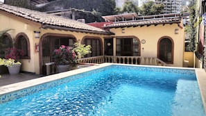 Piscina externa, funciona das 10h às 22h, espreguiçadeiras