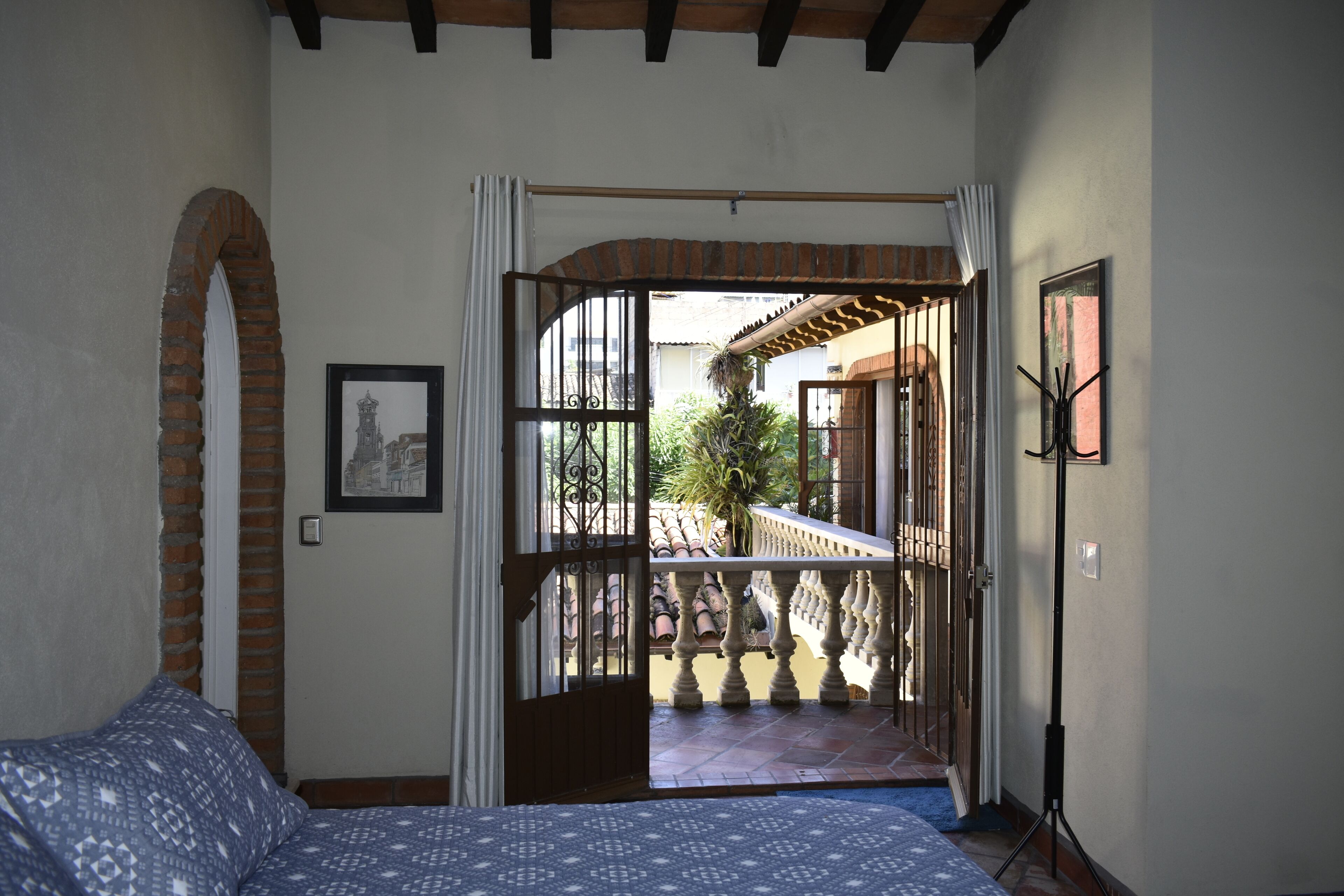 Suite estudio Deluxe | Edredón, caja de seguridad en la habitación y muebles diferentes 