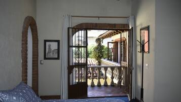 Suite estudio Deluxe | Edredón, caja de seguridad en la habitación y muebles diferentes