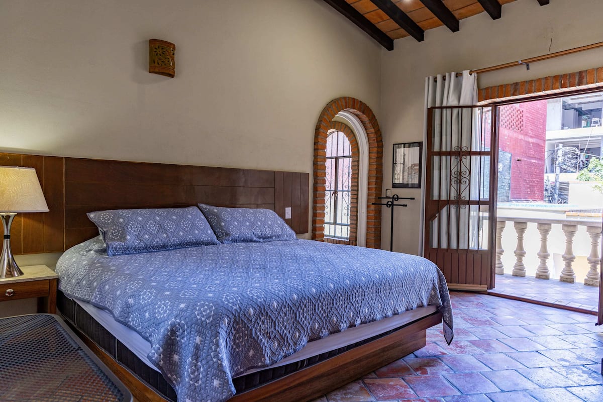 Deluxe Studio Suite | Down comforters, in-room safe, desk, laptop workspace