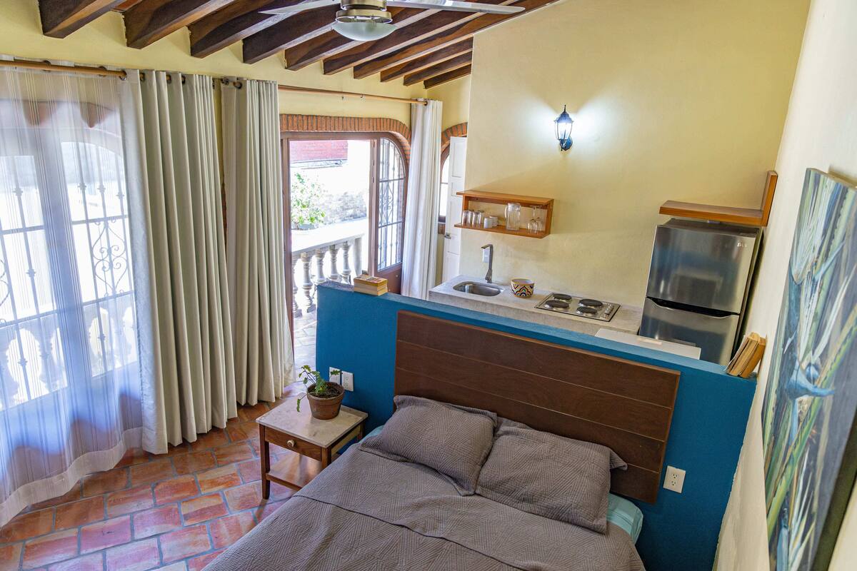 Romantic Studio Suite | Down comforters, in-room safe, desk, laptop workspace