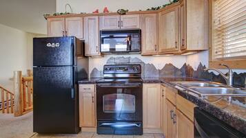 Geladeira, micro-ondas, fogão, cooktop