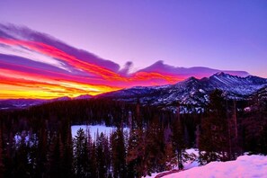 A mountain landscape with snow-covered peaks and a forested valley. - Mount Cirrus 10B - 2 Br Condo with Private Hot Tub - Mountain Views (Estes Park)