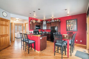 Dining - Nakai Peak 41B - 2 Br Condo - Private Hot Tub - Lake and Mountain Views (Estes Park)
