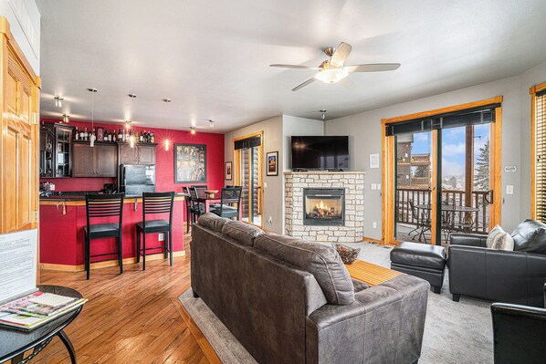 Fireplace - Nakai Peak 41B - 2 Br Condo - Private Hot Tub - Lake and Mountain Views (Estes Park)