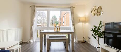 Apartment | Living area | Flat-screen TV