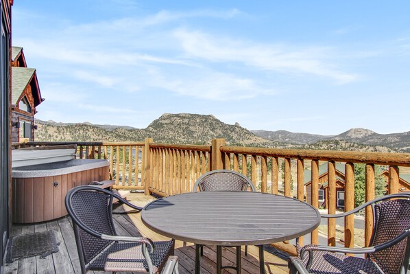 Outdoor dining - The Twin Owls 21A - 2 Br Condo with Private Hot Tub - Lake and Mountain Views (Estes Park)