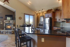 Fridge, microwave, oven, stovetop - The Twin Owls 21A - 2 Br Condo with Private Hot Tub - Lake and Mountain Views (Estes Park)