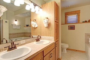 Een douche, een haardroger, handdoeken, zeep