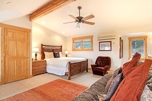 3 bedrooms, iron/ironing board, travel crib, free WiFi - Mount Chapin S4 - 3 Br Spacious Condo - Lake and Mountain Views (Estes Park)