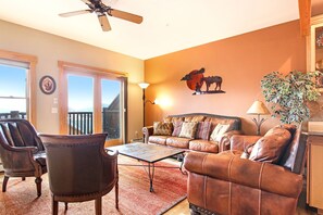Fireplace, DVD player, books, video library - Mount Chapin S4 - 3 Br Spacious Condo - Lake and Mountain Views (Estes Park)