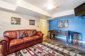 Smart TV, table football, ping pong, video library - Bear House – Spacious Home with Hot Tub, Near Downtown Estes Park – EV #3073 (Estes Park)