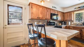 雪櫃、微波爐、焗爐、爐具