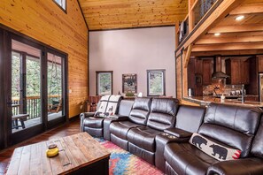 Een smart-tv en een open haard