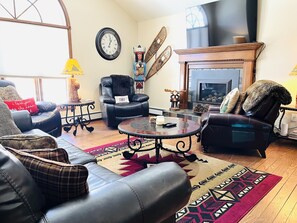 Smart TV, fireplace, table football, books - Heavenly Pines - Gorgeous Vacation Home - Private Hot Tub - 20-NCD0035 (Estes Park)