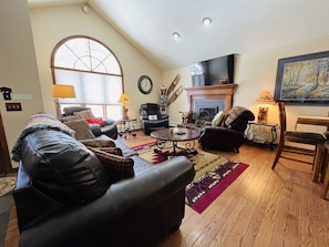 Smart TV, fireplace, table football, books - Heavenly Pines - Gorgeous Vacation Home - Private Hot Tub - 20-NCD0035 (Estes Park)