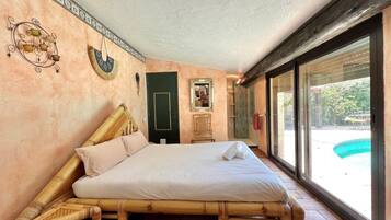 5 slaapkamers, een bureau, een strijkplank/strijkijzer, internet