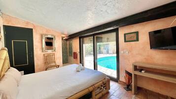 5 bedrooms, desk, iron/ironing board, internet