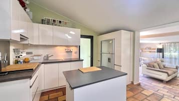 Fridge, microwave, oven, dishwasher