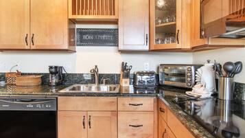 Fridge, microwave, stovetop, dishwasher