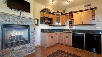 Réfrigérateur, micro-ondes, plaque de cuisson, lave-vaisselle