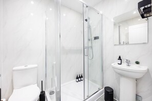 Appartement | Badkamer | Een douche, een haardroger, handdoeken