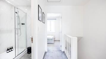 Apartment | Bathroom | Shower, hair dryer, towels