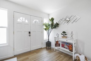 Interior - Long Beach Spot - BBQ - Fireplace - FREE Parking - NO CLEANING FEE! (Long Beach)