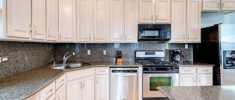 Réfrigérateur, four à micro-ondes, un four, surface de cuisson