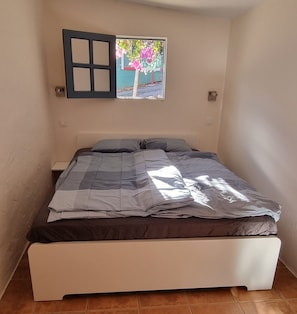 1 dormitorio, tabla de planchar con plancha, cuna de viaje y wifi gratis