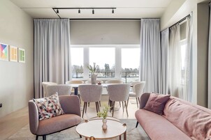 Cortinas blackout, tabla de planchar con plancha y wifi gratis 