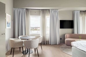 Junior suite, Meerdere bedden, niet-roken | Verduisterende gordijnen, een strijkplank/strijkijzer, gratis wifi